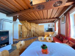 salon ze stołem i krzesłami w obiekcie holiday home Kathrin, St Koloman w mieście Grubach