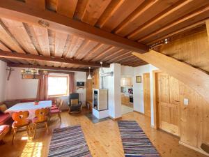 salon z drewnianym sufitem, stołem i krzesłami w obiekcie holiday home Kathrin, St Koloman w mieście Grubach +25 zdjęć