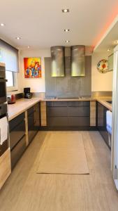 Kjøkken eller kjøkkenkrok på CASSIS Plage & Calanques