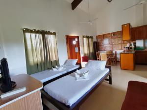 Duas camas num quarto com uma cozinha em Nickles Park Resort em Panglao City