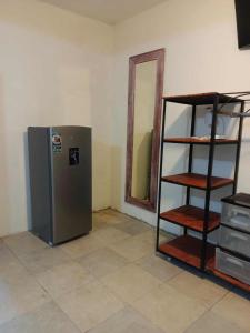 Cette chambre dispose d'un réfrigérateur en métal et d'une étagère. dans l'établissement casa agave, à San José del Cabo