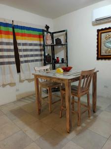 drewniany stół i krzesła w pokoju w obiekcie casa agave w mieście San José del Cabo