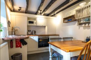 O bucătărie sau chicinetă la Low Nook Cottage - Gorgeous decor