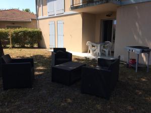 a group of chairs and a ping pong table in a yard at appartement T3 in Aureilhan