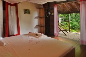 sypialnia z łóżkiem z kwiatami w obiekcie Hotel Benjamin w mieście Ambatoloaka