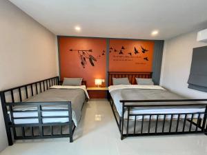 Postel nebo postele na pokoji v ubytování บ้าน ชลรพี Baan Chonrapee