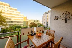 een tafel op een balkon met een fruitschaal bij Komfort Deluxe in Ludwigshafen am Rhein