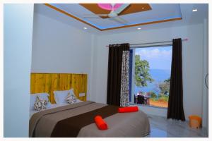 Una cama o camas en una habitación de Sai Siddhigiri Villa