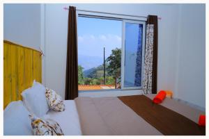 Postel nebo postele na pokoji v ubytování Sai Siddhigiri Villa