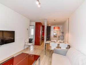salon z białą kanapą i jadalnią w obiekcie Precioso apartamento reformado en el sardinero w mieście Santander
