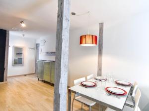 Kuchnia lub aneks kuchenny w obiekcie Precioso apartamento reformado en el sardinero