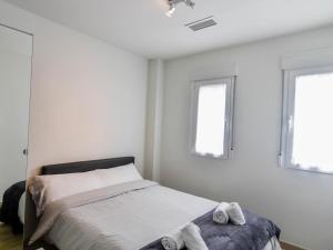 Łóżko lub łóżka w pokoju w obiekcie Precioso apartamento reformado en el sardinero