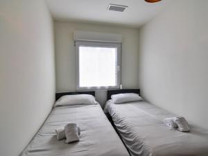 Łóżko lub łóżka w pokoju w obiekcie Precioso apartamento reformado en el sardinero