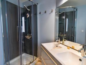łazienka z umywalką i prysznicem w obiekcie Precioso apartamento reformado en el sardinero w mieście Santander