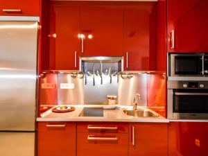 Kuchnia lub aneks kuchenny w obiekcie Precioso apartamento reformado en el sardinero