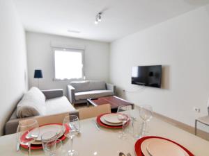 salon ze stołem i kieliszkami do wina w obiekcie Precioso apartamento reformado en el sardinero w mieście Santander