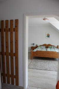 1 dormitorio con 1 cama en una habitación en "Pappelhof - Whg 8" en Grömitz