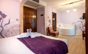 A bed or beds in a room at Posada la Leyenda