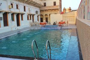 Bazén v ubytování Hotel Heritage Mandawa nebo v jeho okolí