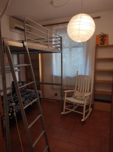 Palanda nebo palandy na pokoji v ubytování CASA VACANZE IN CAPRAIA ISOLA