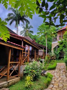 una casa con un sentiero di fronte di Hotel Benjamin ad Ambatoloaka