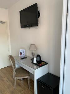 TV a/nebo společenská místnost v ubytování Hôtel de la Plage