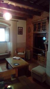 ein Wohnzimmer mit einem Couchtisch und einem Sofa in der Unterkunft Dayma in Medina-Sidonia