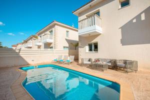 een zwembad voor een huis bij Protaras Holiday Villa 035 in Protaras