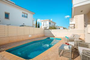 een zwembad in de achtertuin van een huis bij Protaras Holiday Villa 035 in Protaras