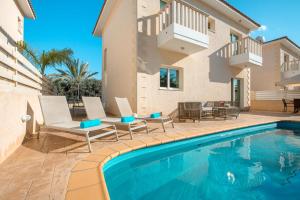 een villa met zwembad en huis bij Protaras Holiday Villa 035 in Protaras +34 foto's