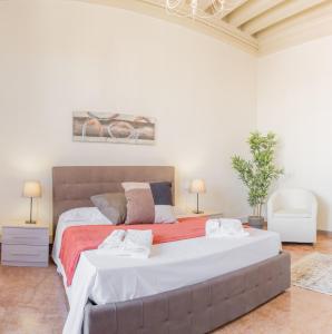 Un pat sau paturi într-o cameră la Riva Palace Apartments by Wonderful Italy