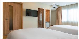 Una cama o camas en una habitación de Gemini Saigon LUXURY 41 fotos más
