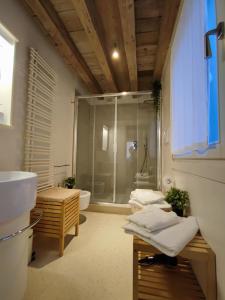 A bathroom at Romantic Sky Apartment Még 13 kép