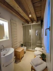A bathroom at Romantic Sky Apartment