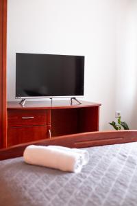 Una televisión o centro de entretenimiento en Apartman Kutak Višegrad