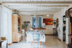 a dining room with a white table and chairs at Casa Aquarela in Cogorno