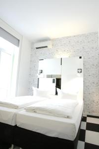 Postel nebo postele na pokoji v ubytování Hotel Cristall - Frankfurt City