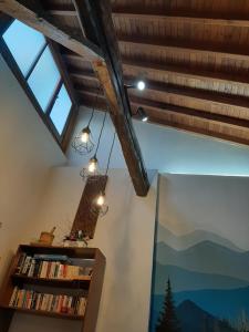Habitación con estante de libros y ventana en Blue Cottage, en Apsiou