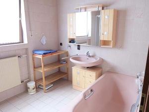 Ein Badezimmer in der Unterkunft Apartment in Eifel near Nürburgring