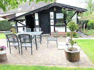 eine Terrasse mit Tisch und Stühlen in einem Hof in der Unterkunft Apartment in Eifel near Nürburgring in Oberstadtfeld
