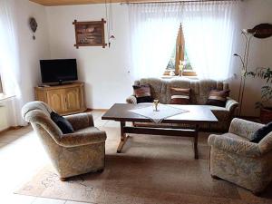 ein Wohnzimmer mit 2 Stühlen und einem Couchtisch in der Unterkunft Apartment in Eifel near Nürburgring in Oberstadtfeld + 27 Fotos