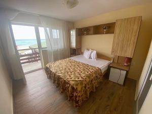 Кровать или кровати в номере Hotel Sunset Beach Vama Veche