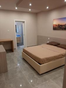 Postel nebo postele na pokoji v ubytování Ocean Blue Apt4 luxurious, modern Apt at Zonqor Pt