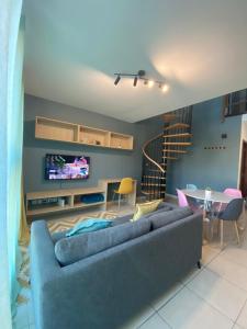 - un salon avec un canapé bleu et une table dans l'établissement LOFT DIONYSIEN DE STANDING, à Saint-Denis
