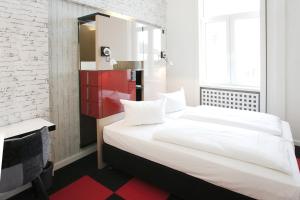 Postel nebo postele na pokoji v ubytování Hotel Cristall - Frankfurt City