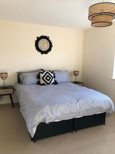 Postel nebo postele na pokoji v ubytování Bray House - Perfect for Large Groups