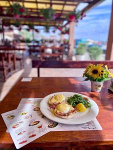 un piatto di cibo sopra un tavolo di Hotel Sunset Beach Vama Veche a Vama Veche