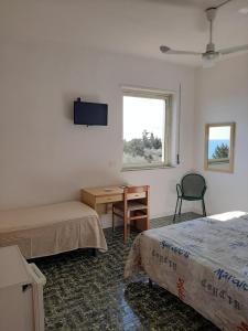A bed or beds in a room at Hotel Conca d'Oro