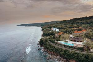uma vista aérea de um resort e do oceano em Villa Victoria Nusa Penida em Nusa Penida