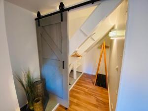 eine offene Scheunentür in einem Haus mit Flur in der Unterkunft Villa Gudrun, luxury Beach House in Zingst